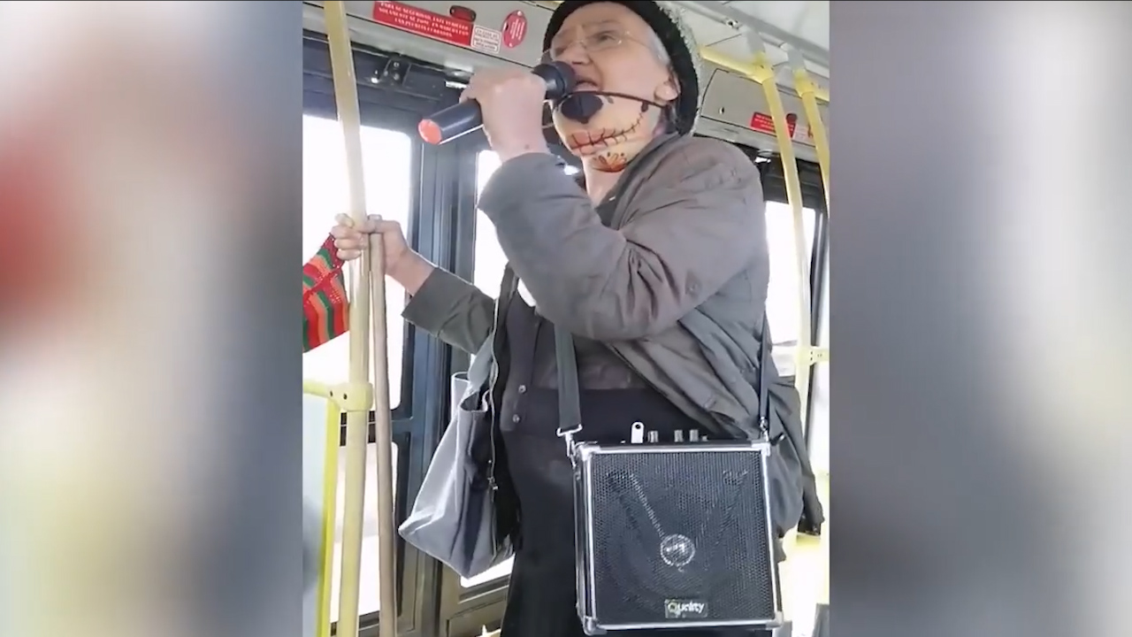 哥伦比亚一位老奶奶在公交车上唱RAP走红