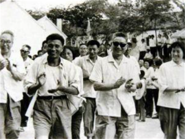 华西村“最美书记”吴仁宝葬礼,带领全村致富,上万群众含泪送别